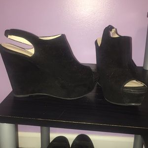 Black wedged shoes